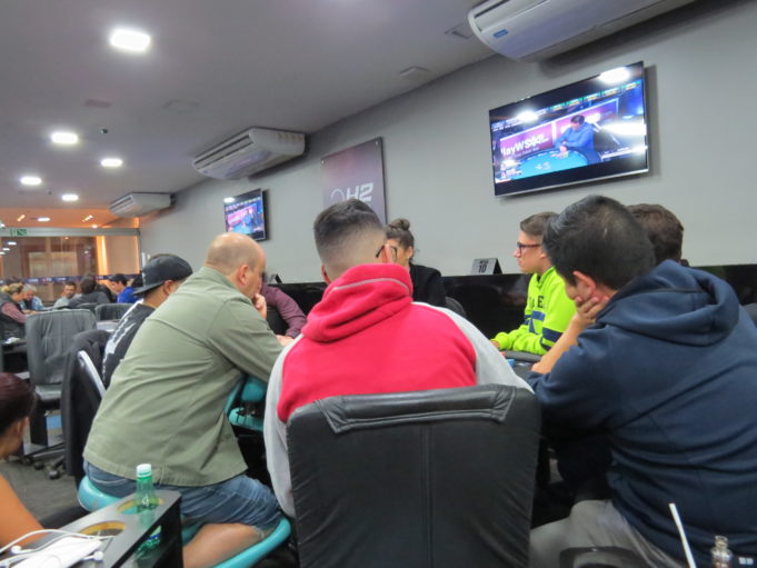 Jogadores assistindo a decisão do Roberly Felício