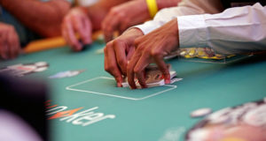 Dealer embaralhando WSOP Brazil Rio