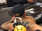 Neymar fazendo tatuagem na mesa