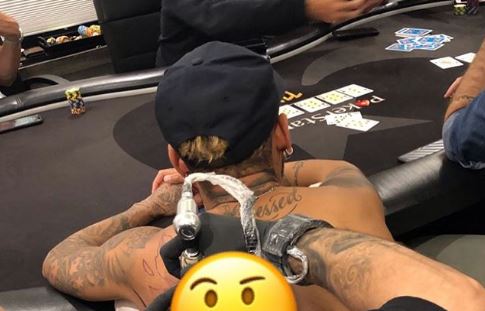 Neymar fazendo tatuagem na mesa