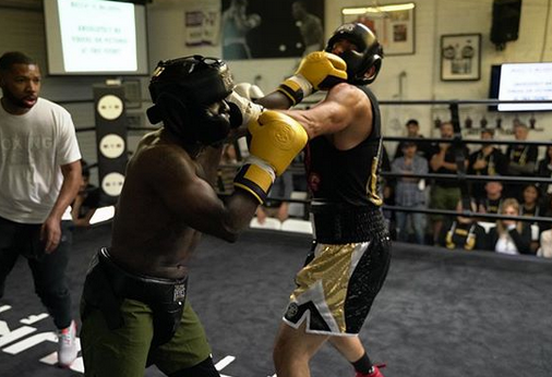 Kevin Hart e Antonio Esfandiari na luta de boxe