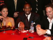 Kobe Bryant (centro) e sua esposa Vanessa (esq.) jogando poker