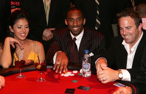 Kobe Bryant (centro) e sua esposa Vanessa (esq.) jogando poker