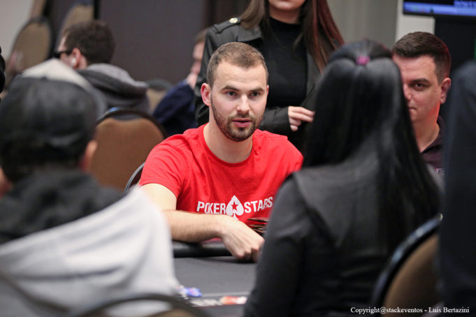 Renan Bruschi perdeu grande partes das fichas na reta final do Main Event do WCOOP