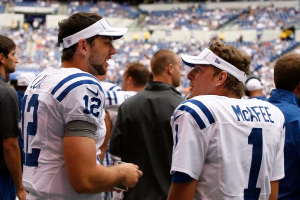 Pat McAfee (dir.) jogou oito anos na NFL por causa de um JJ