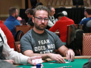 Negreanu está na frente, mesmo sofrendo com o baralho