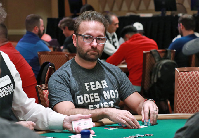 Negreanu está na frente, mesmo sofrendo com o baralho