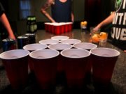 Um beer pong entre amigos acabou saindo caro para Alex Livingston