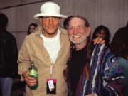 Woody Harrelson e Willie Nelson são bons amigos e gostam de um jogo