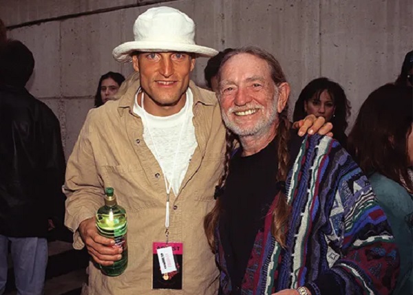 Woody Harrelson e Willie Nelson são bons amigos e gostam de um jogo