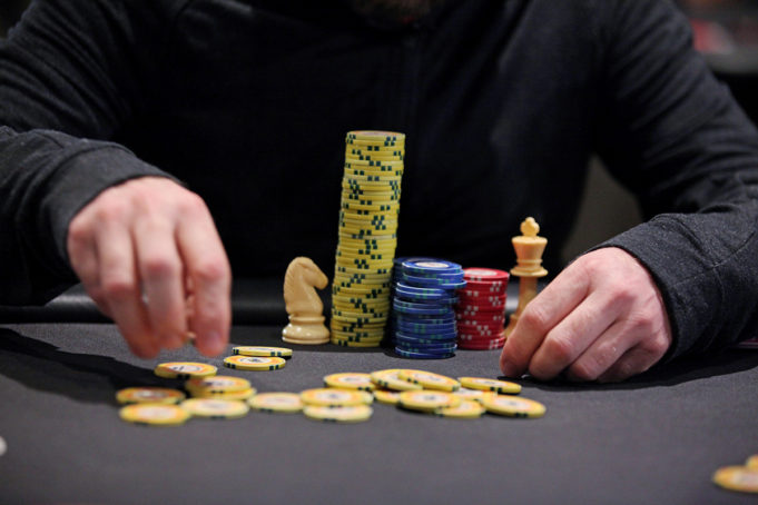 Evgeniy Amosenok dominou o heads-up e ficou com o título do Big Start Up do BSOP Online