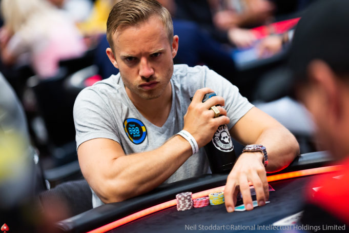 Martin Jacobson ama tanto o poker que joga até dormindo