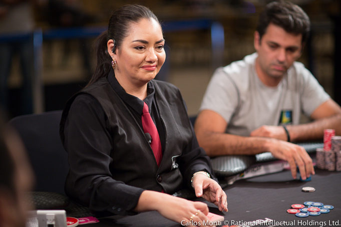 Ruth Vianna em ação na mesa da TV do BSOP