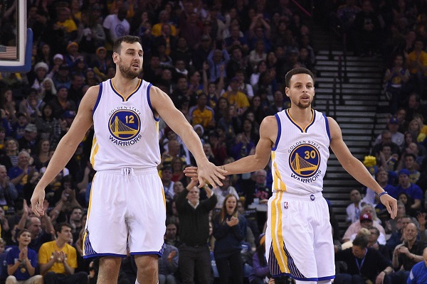 Andrew Bogut (esq.) tem boa relação e admiração por Phil Hellmuth (Foto: Kyle Terada/USA Today)