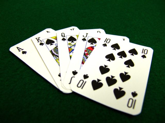 Um Royal Flush no board salvou os oponentes da derrota certa