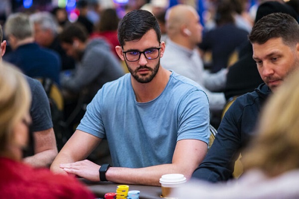 Justin Saliba agora tem um bracelete da WSOP para chamar de seu (Foto: WPT)