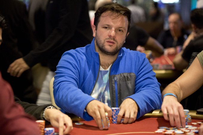 Vitor Dzivielevski começou a decisão com o menor stack (Foto: WPT)