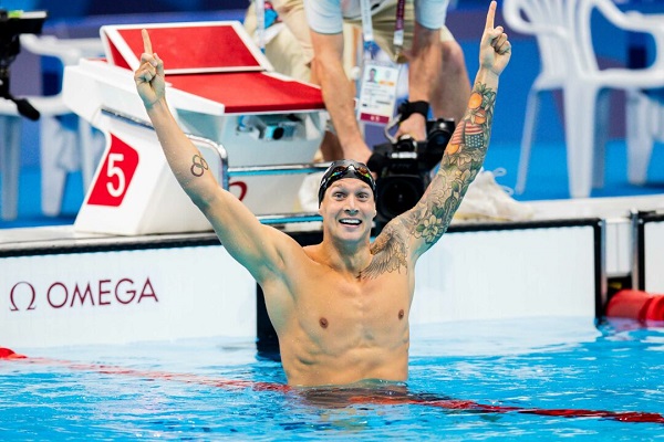 Caeleb Dressel ensinou poker às mulheres da natação americana (Foto: Jack Spitser)