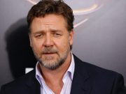 Russell Crowe e toda a equipe de "Poker Face" está isolada