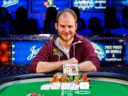 Sam Greenwood e seu bracelete da WSOP, conquistado em 2015 (Foto: WSOP)