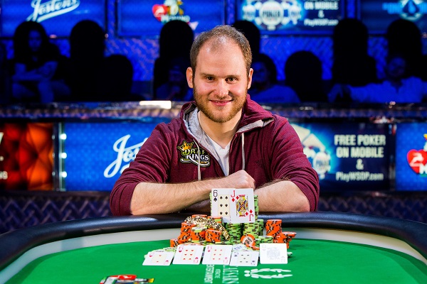 Sam Greenwood e seu bracelete da WSOP, conquistado em 2015 (Foto: WSOP)