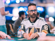 (Foto: PokerNews - Daniel Negreanu jogou live e online ao mesmo tempo na WSOP)