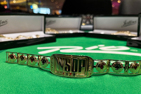 Phil Hellmuth tem tanto bracelete que começou a distribuir as joias