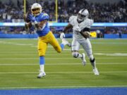 A vitória do Chargers sobre o Raiders teve um gosto mais especial para Sean Klumpp (Foto: AP)