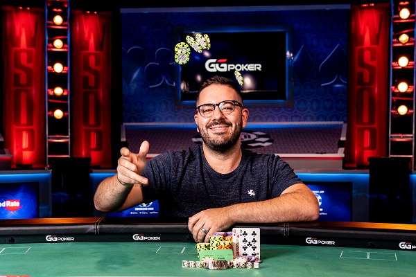 Michael Perrone agora tem um bracelete da WSOP