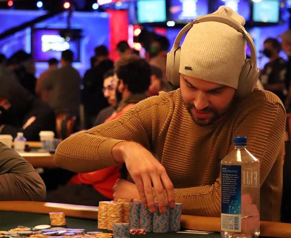 Renan Bruschi segue avançando na WSOP