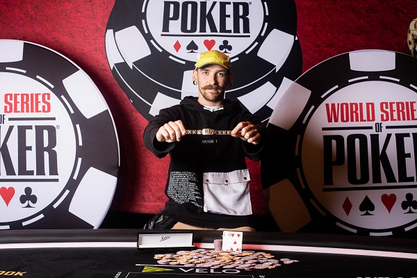 Campeão do Colossus, Anatoliy Zyrin agora tem dois braceletes da WSOP