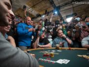 (foto: Katerina Lukina - PokerNews) Kevin Campbell (centro) foi o bolha do Main Event da WSOP