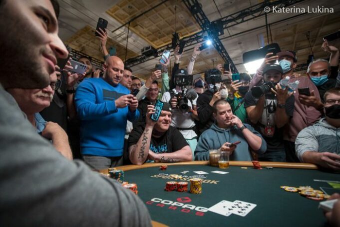 (foto: Katerina Lukina - PokerNews) Kevin Campbell (centro) foi o bolha do Main Event da WSOP