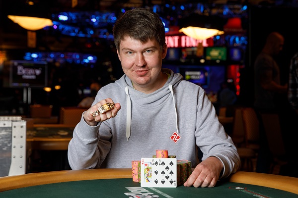 Denis Strebkov agora é bicampeão da WSOP