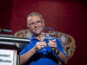 Eli Elezra recebeu o troféu e agora faz parte do Hall da Fama do Poker (Foto: PokerNews)