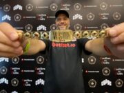 Paulo Joanello com o bracelete dourado que conquistou o Brasil