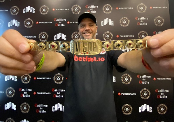 Paulo Joanello com o bracelete dourado que conquistou o Brasil