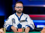 (foto: PokerNews) Daniel Negreanu sequer jogará o Dia 2 no Main Event da WSOP 2021