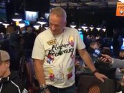 Pat Lyons chamou atenção com all in às cegas e uma camiseta do Looney Toones