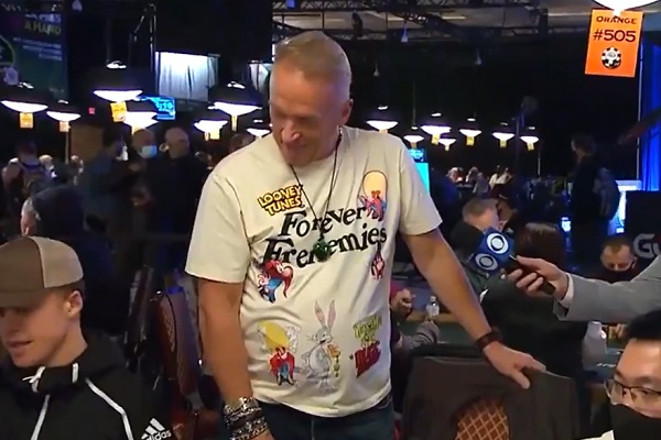 Pat Lyons chamou atenção com all in às cegas e uma camiseta do Looney Toones