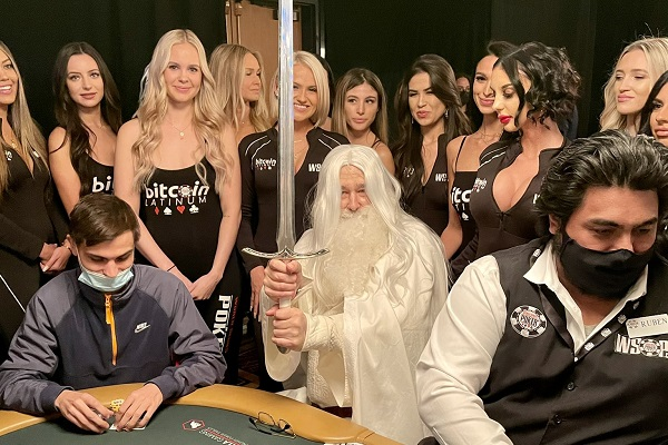 Phil Hellmuth jogou o Dia 1F do Main Event da WSOP fantasiado de Gandalf (Foto: Twitter/ODDSBible)