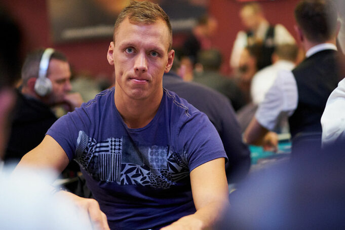 Dennis Wilke eliminou o oponente com estilo no Main Event da WSOP