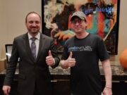 Gary Hagar (esq.), do Poker Room do Worlds Resorts, e Zach Gensler, novo recordista