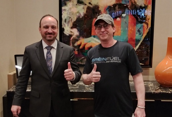 Gary Hagar (esq.), do Poker Room do Worlds Resorts, e Zach Gensler, novo recordista