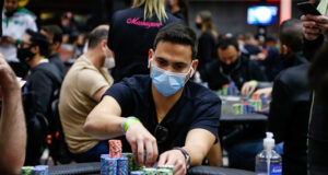 João Paulo Gomides puxou um pote de quase 200 blinds no Main Event