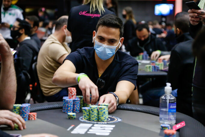 João Paulo Gomides puxou um pote de quase 200 blinds no Main Event