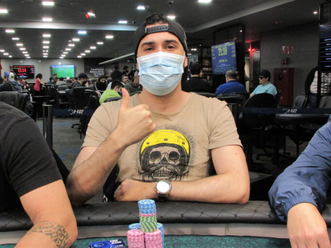 Cris Vieira lidera a mesa final do Main Event do CPH