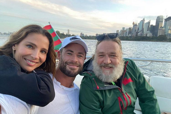 Elsa Pataky (esq.) e Russell Crowe (dir.) voltam aos sets de 