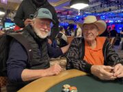 James McManus e Doyle Brunson na WSOP 2021 (Foto: Reprodução/Twitter @jimbosweetness)