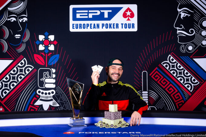 José Manuel González posou ao lado do troféu do EPT ao vencer o Eureka High Roller